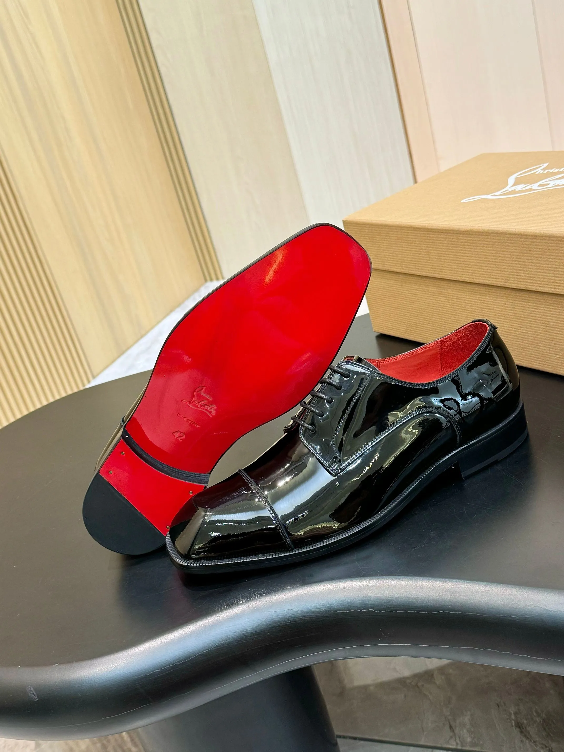 [CL red sole shoes] Top P: 1020💰 Size 39-44 (⚠️38.45.46.47 custom-made, non-returnable and non-exchangeable) 🆑High-end men's business formal leather shoes, original authentic top quality goods ••✅💯 Top original order purchasing agent! Original imported patterned cowhide ➕Imported cowhide lining ➕Cowhide feet ➕Original leather outsole~🉑️Feel free to compare the authentic ones!